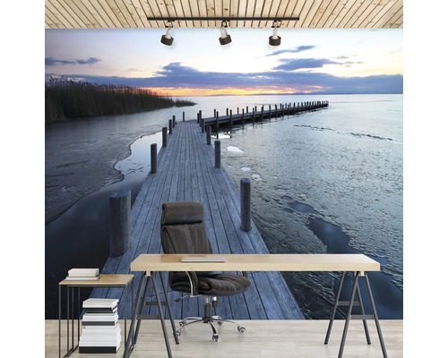 Fototapete mit Motiv eines Stegs an einem zugefrorenen See im Büro