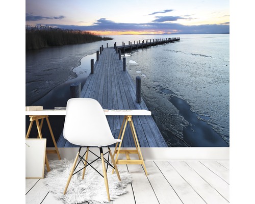 Fototapete mit Steg über Gewässer im Wohnraum