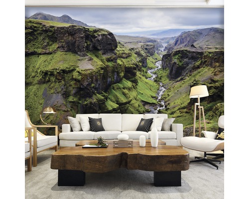 Wohnzimmer mit Fototapete einer grünen Schlucht und Gebirgslandschaft