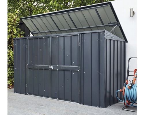 Metall Gerätehaus mit geöffnetem Deckel im Garten