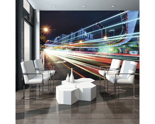 Wohnraum mit Fototapete einer nächtlichen Stadtstraße mit Lichtspuren