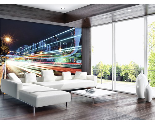 Wohnzimmer mit Fototapete, die eine nächtliche Stadtstraße mit Lichtspuren zeigt