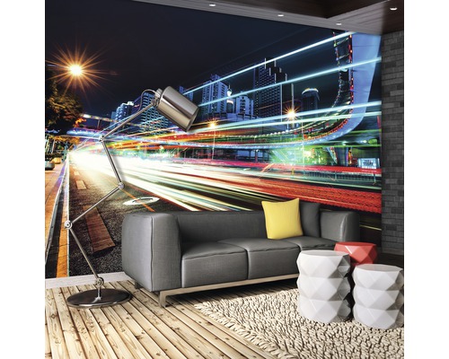 Wohnzimmer mit Fototapete einer nächtlichen Stadtansicht mit Straßenbeleuchtung und Hochhäusern