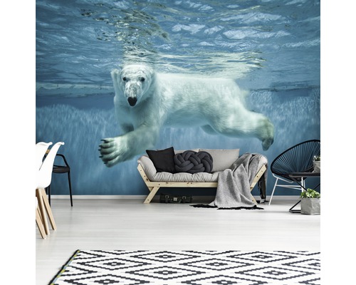 Wohnraum mit Fototapete eines Eisbären unter Wasser, Sofa und Teppich