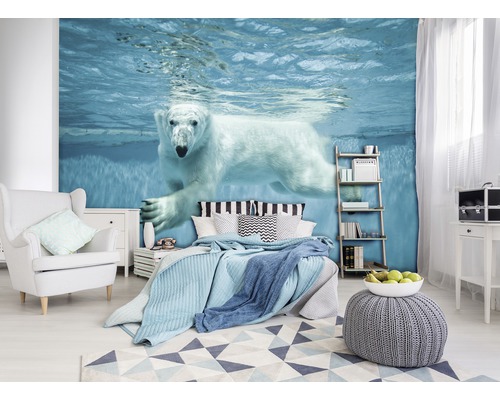 Schlafzimmer mit Fototapete eines Eisbären unter Wasser, Bett, Sessel und Teppich