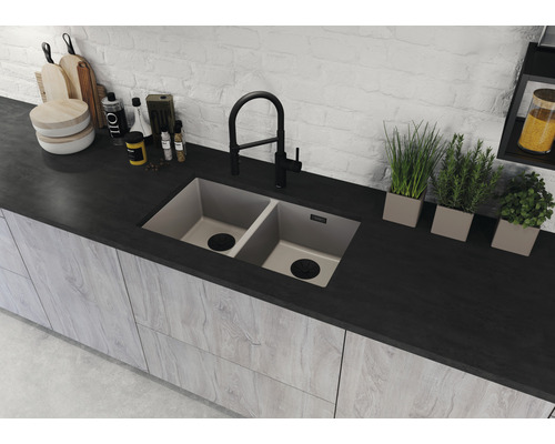 Doppelspüle mit Wasserhahn auf dunkler Arbeitsplatte