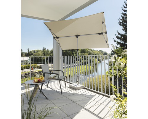 Balkon mit Sonnenschirm, Tisch und Stuhl mit Blick auf den Fluss