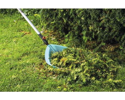 Gartenszene mit Laubsammler zum Aufsammeln von Grasschnitt und Blättern