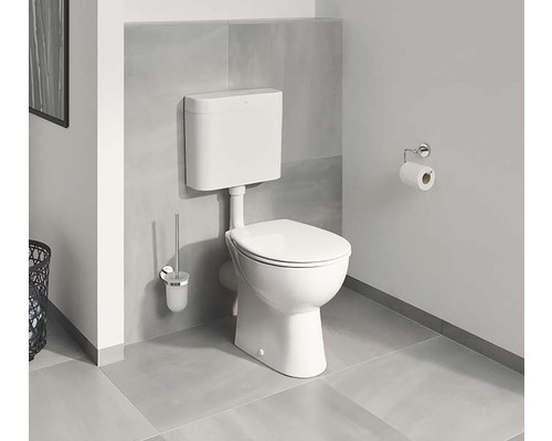 Weißes Stand-WC mit Spülkasten in einem hellen Badezimmer