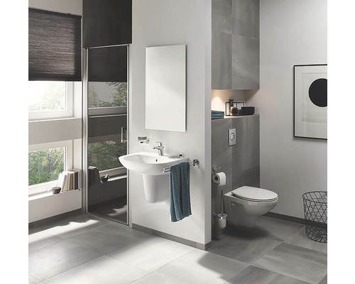 Modernes Badezimmer mit Waschbecken, Spiegel, Toilette und Dusche
