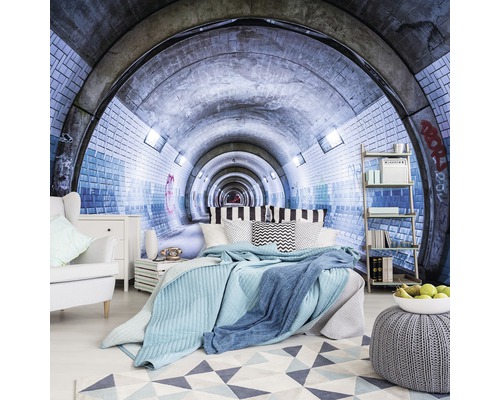 Schlafzimmer mit Fototapete, die einen Tunnel darstellt und eine ungewöhnliche Raumatmosphäre schafft.