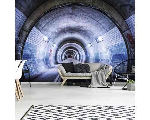 Wohnraum mit Fototapete, die einen Tunnel zeigt