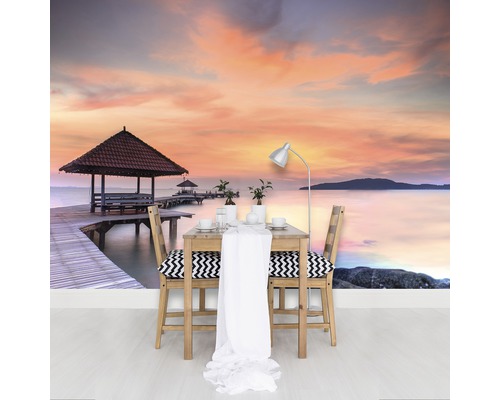 Fototapete mit Motiv eines Sonnenuntergangs über einem Pier mit Pavillon