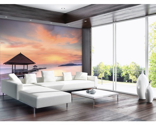 Modernes Wohnzimmer mit Fototapete eines Sonnenuntergangs am Meer