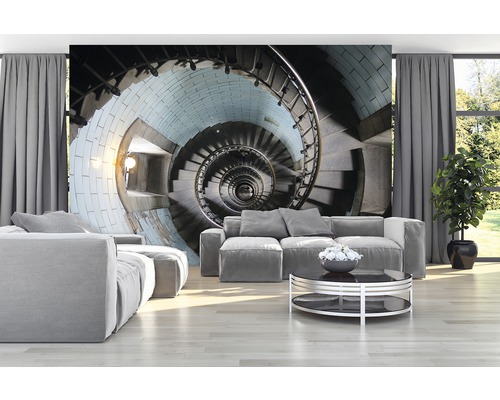 Wohnzimmer mit Fototapete einer Wendeltreppe, Sofa, Tisch und Zimmerpflanze