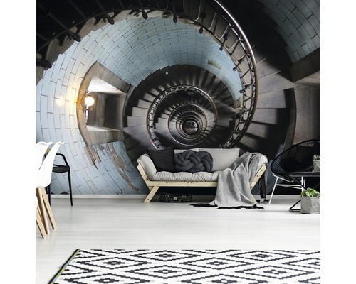 Wohnzimmer mit spiralförmiger Treppe als Wandgestaltung, Sofa und Teppich