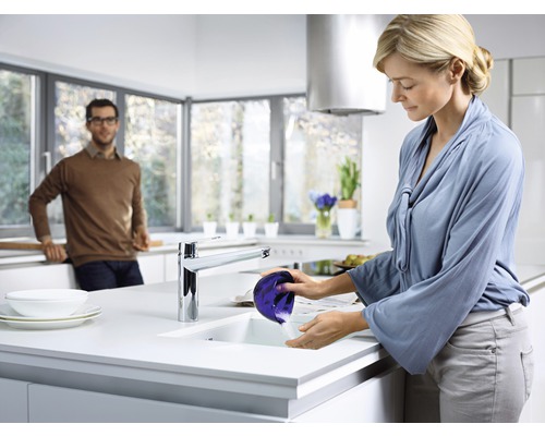 Moderne Küche mit Spüle, Armatur und zwei Personen