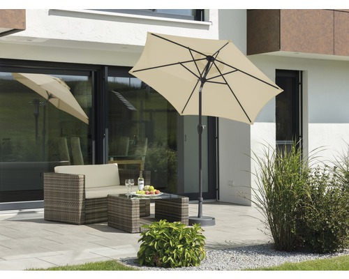 Terrasse mit Sonnenschirm, Loungemöbeln und Gartendekoration