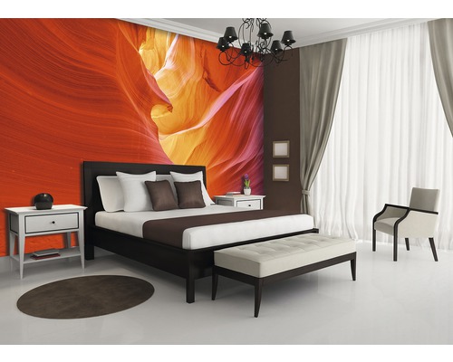 Schlafzimmer mit Bett, Nachttischen, Sitzbank, Sessel und Wandbild