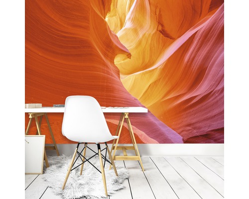 Wohnraum mit Fototapete eines Canyons, Schreibtisch und Stuhl