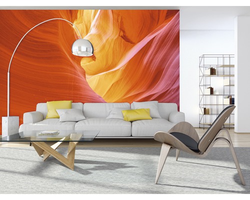 Wohnzimmer mit Tapete in Felsformationenoptik, Sofa, Sessel, Stehlampe, Couchtisch und Regal