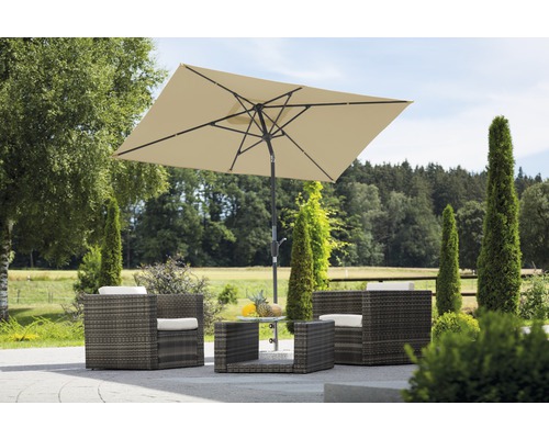 Gartenszene mit rechteckigem Sonnenschirm, Lounge-Sesseln und Tisch aus Polyrattan.