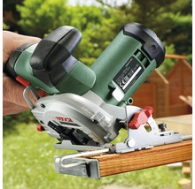 Mini-Handkreissäge beim Sägen eines Holzstücks