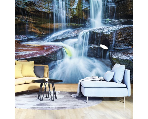 Wohnzimmer mit Fototapete Wasserfall und angedeuteter Einrichtung
