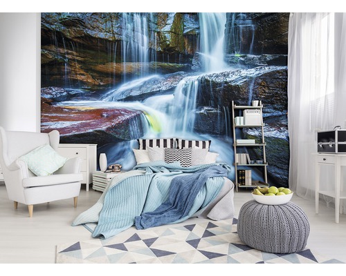 Wohnzimmer mit Fototapete Wasserfall, Bett, Sessel, Teppich und Möbeln