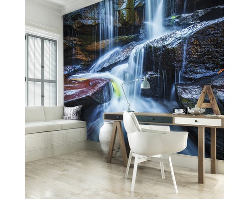 Innenraum mit Fototapete eines Wasserfalls, Schreibtisch und Stuhl