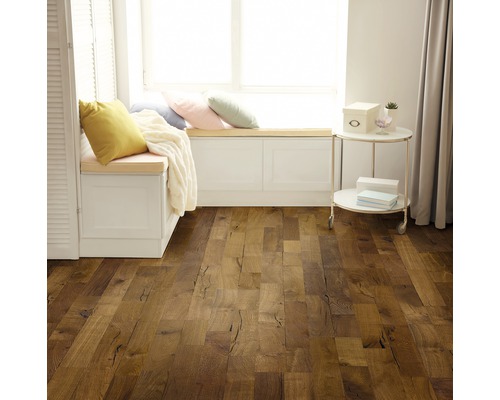 Innenraum mit Holzboden, Fensterbank mit Kissen und Beistelltisch