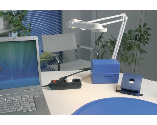 Arbeitsplatz mit Laptop, Mehrfachsteckdose, Schreibtischlampe und Büromaterialien