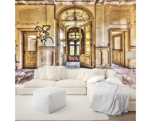 Fototapete mit Darstellung eines alten, verlassenen Raumes mit Türen und Graffiti über einem Wohnzimmer