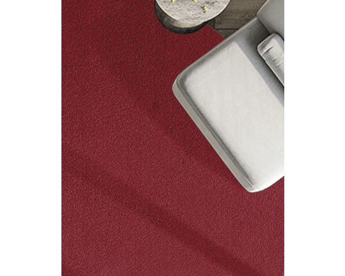 Nahaufnahme eines roten Teppichs neben einem grauen Sofa und einem Beistelltisch