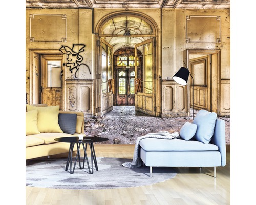 Wandbild mit dem Motiv eines verlassenen Raumes, dekoriert mit einem Sofa, einem Sessel, einem Teppich, einer Stehlampe und Tischen