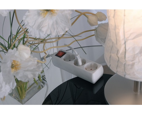 Mehrfachsteckdose mit Schalter und Stecker auf einem Tisch