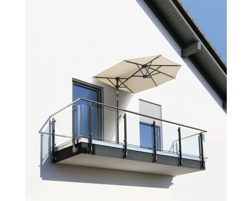 Außenansicht eines Balkons mit Glasgeländer und Sonnenschirm