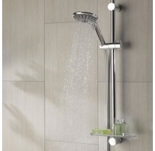 Duschstange mit Handbrause und Wasserstrahl im Badezimmer.