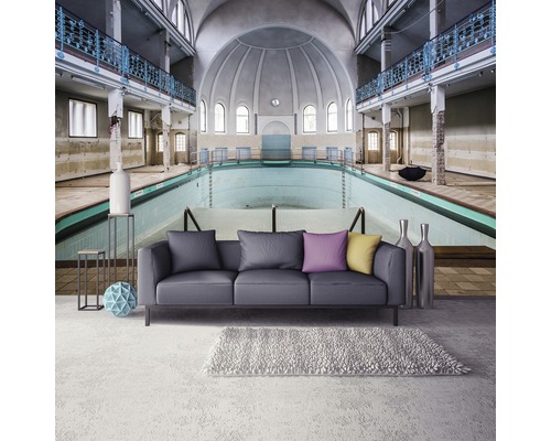 Fototapete mit Motiv eines verlassenen Schwimmbads mit Sofa