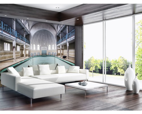 Wohnzimmer mit Fototapete eines alten Schwimmbads und großem Fenster