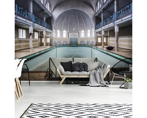 Fototapete mit Schwimmbadmotiv in einem Wohnzimmer