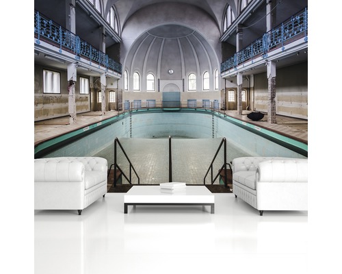Tapete mit dem Motiv eines verlassenen Schwimmbads mit zwei Sofas und einem Tisch