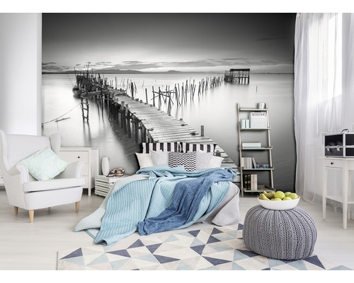 Schlafzimmer mit Fototapete mit einem Steg im Meer