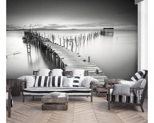 Wohnraum mit Fototapete, die einen Holzsteg am See zeigt