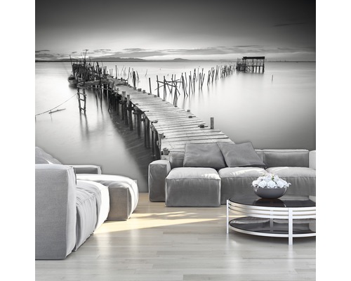 Wohnzimmer mit Fototapete eines Holzstegs im See