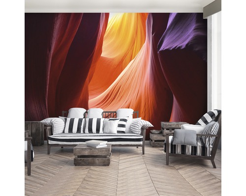 Wohnzimmer mit Fototapete mit Schlucht-Motiv, Sofa und Sessel