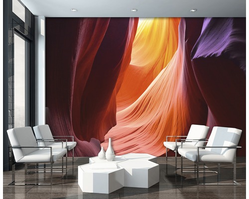 Wohnraum mit Fototapete einer Schlucht mit Lichteffekten, Sesseln und Tisch