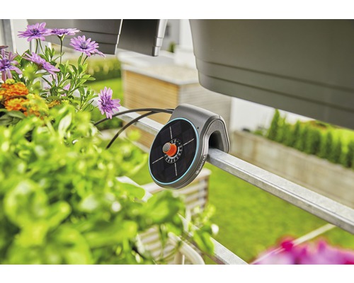 Gardena Logo. Bewässerungssteuerung mit Solarpanel für Balkonkästen.