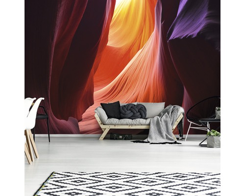 Wohnzimmer mit Fototapete einer Sandsteinkammer