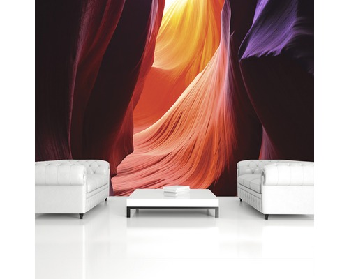 Wohnraum mit Fototapete von einer Schlucht und weißen Möbeln